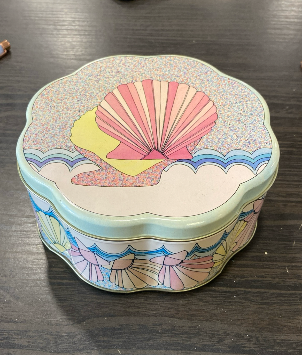 (1144) Shell Cookie Box