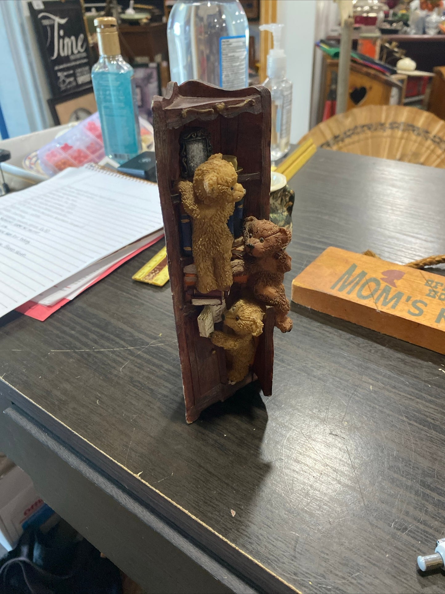 (1704) corner hugger bear bookshelf